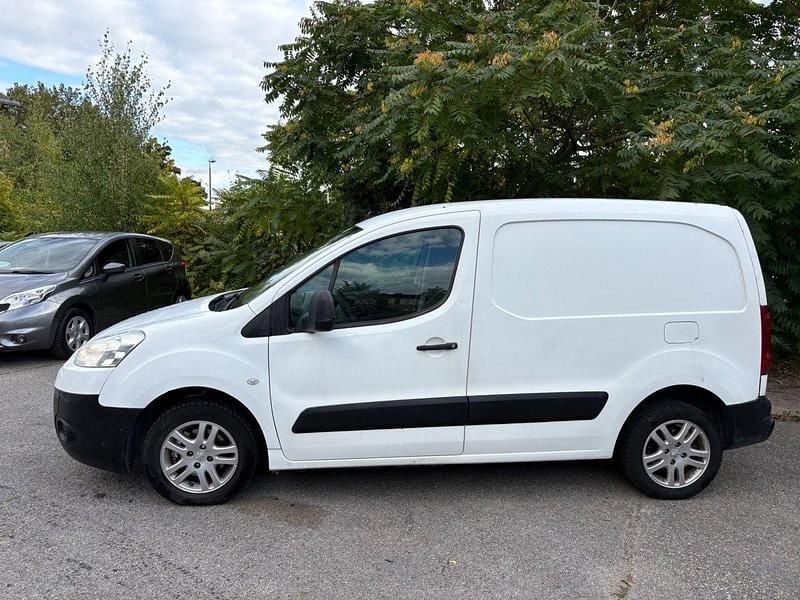 Vit Begagnad 2012 Peugeot Partner Minibuss | 28 000 kr (Marknadspris) - Bild 1/4