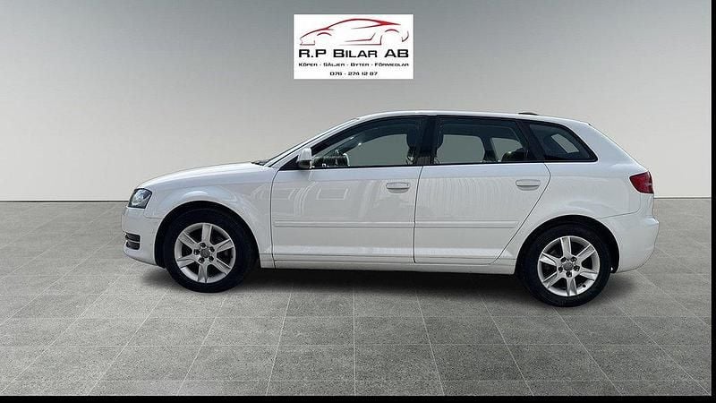 Vit Begagnad 2012 Audi A3 Sportback Attraction Halvkombi | 73 000 kr (Marknadspris) - Bild 1/4