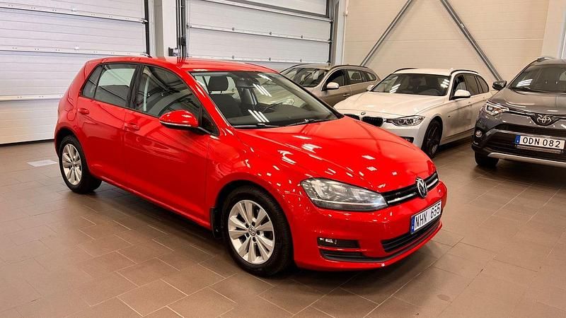 Röd Begagnad 2013 VW Golf VII Halvkombi | 99 500 kr (Marknadspris) - Bild 1/4