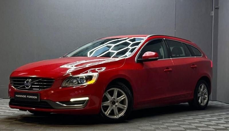 Röd Begagnad 2015 Volvo V60 Momentum Kombi | 79 900 kr - Bild 1/4