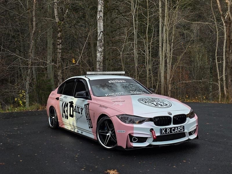 Flerfärgad Begagnad 2012 BMW 320 M Sport Sedan | 119 900 kr - Bild 1/4