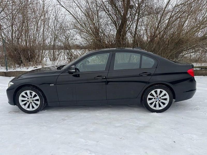 Begagnad BMW 320 184 HK (135 kW) 2012 Svart Sedan
