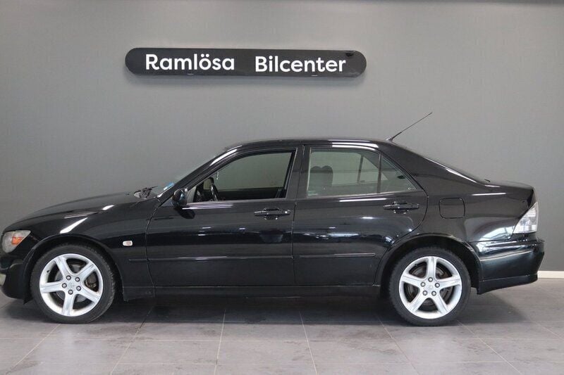 Begagnad Lexus IS200 155 HK (114 kW) 2004 Svart Sedan