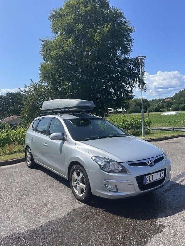 Silver Begagnad 2010 Hyundai i30 Kombi | 52 900 kr (Marknadspris) - Bild 1/4