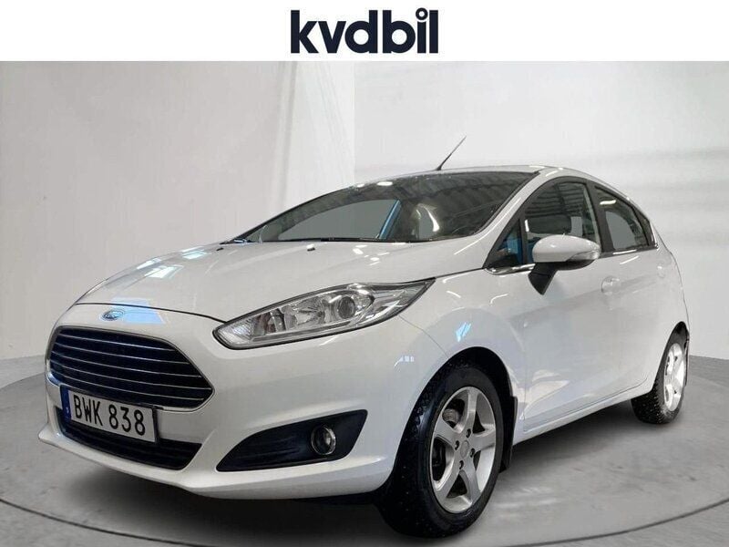 Vit Begagnad 2014 Ford Fiesta Titanium Halvkombi | 92 800 kr (Bra pris) - Bild 1/3