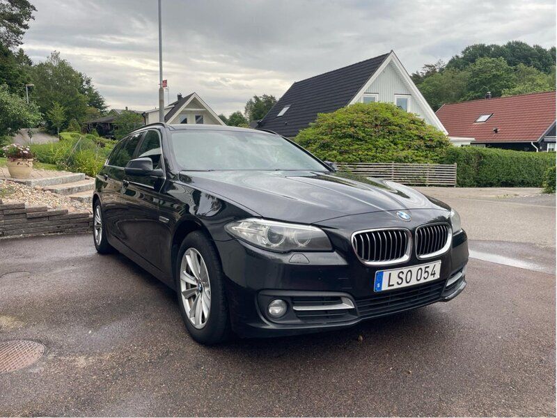 Svart Begagnad 2017 BMW 520 M Sport Kombi | 124 900 kr (Dyr) - Bild 1/4