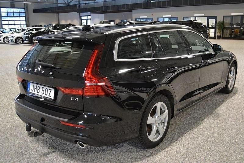 Begagnad Volvo V60 Momentum 190 HK (139 kW) 2020 Svart Kombi