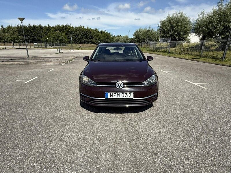 Svart Begagnad 2017 VW Golf VII Halvkombi | 149 900 kr (Marknadspris) - Bild 1/4