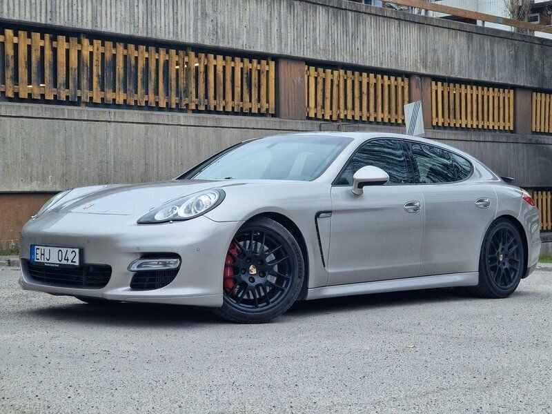 Silver Begagnad 2010 Porsche Panamera Turbo Sedan | 349 800 kr (Marknadspris) - Bild 1/4