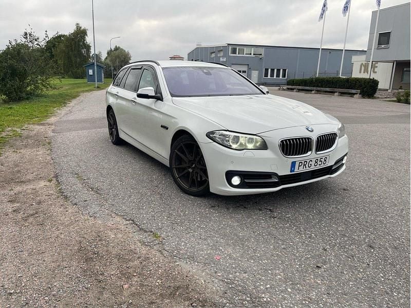 Vit Begagnad 2014 BMW 530 Kombi | 150 000 kr (Marknadspris) - Bild 1/4