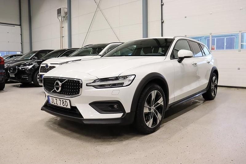 Begagnad Volvo V60 CC Momentum 190 HK (139 kW) 2019 Vit Kombi