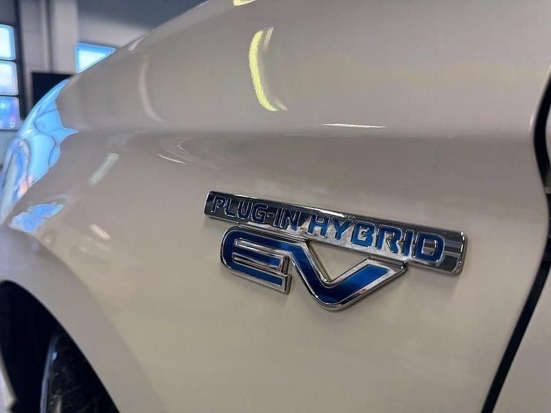 Begagnad Mitsubishi Outlander P-HEV 165 HK (121 kW) 2019 Vit pärleffekt SUV