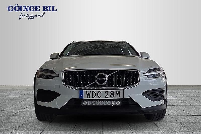 Begagnad Volvo V60 CC 197 HK (144 kW) 2022 Vit Kombi