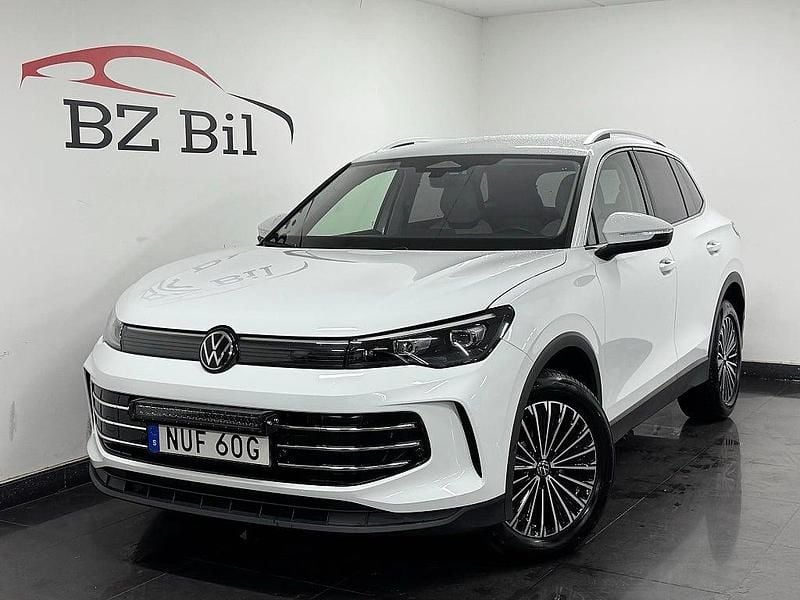 Vit Begagnad 2024 VW Tiguan Elegance SUV | 429 900 kr (Marknadspris) - Bild 1/4