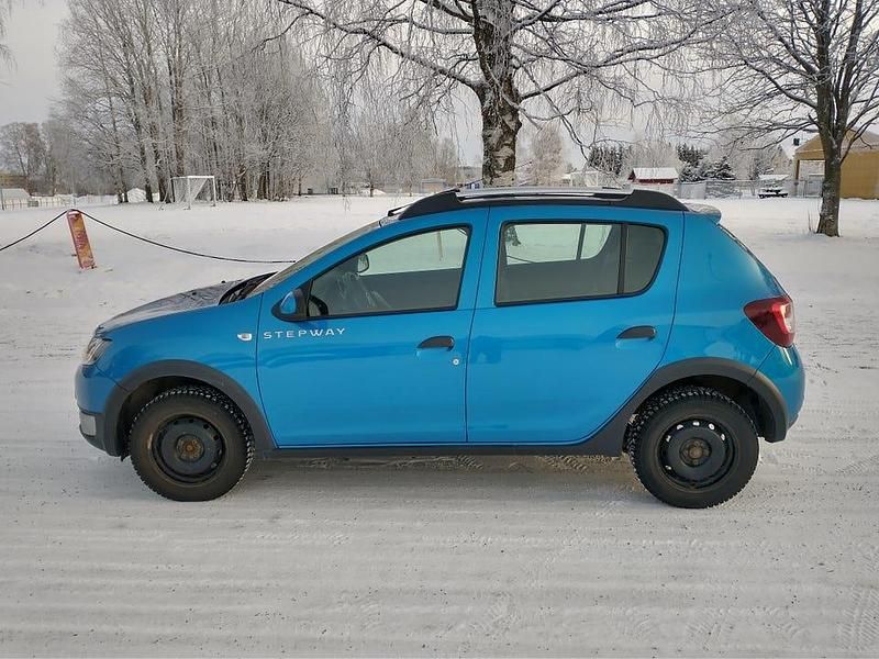 Blå metallic Begagnad 2016 Dacia Sandero Stepway Halvkombi | 99 900 kr (Marknadspris) - Bild 1/4