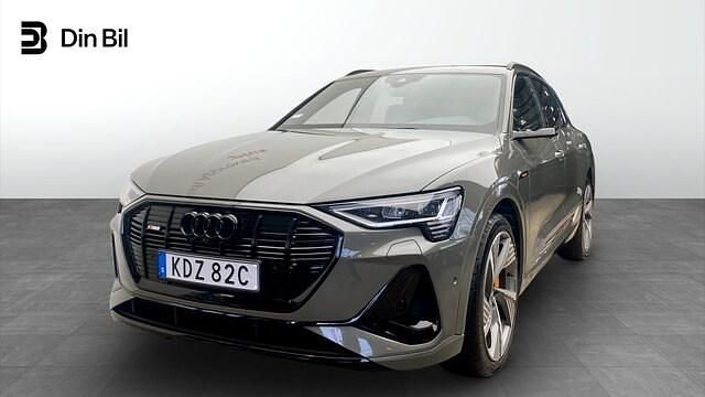 Grå (chronosgrå metallic) Begagnad 2021 Audi e-tron S-Line SUV | 529 000 kr (Dyr) - Bild 1/4