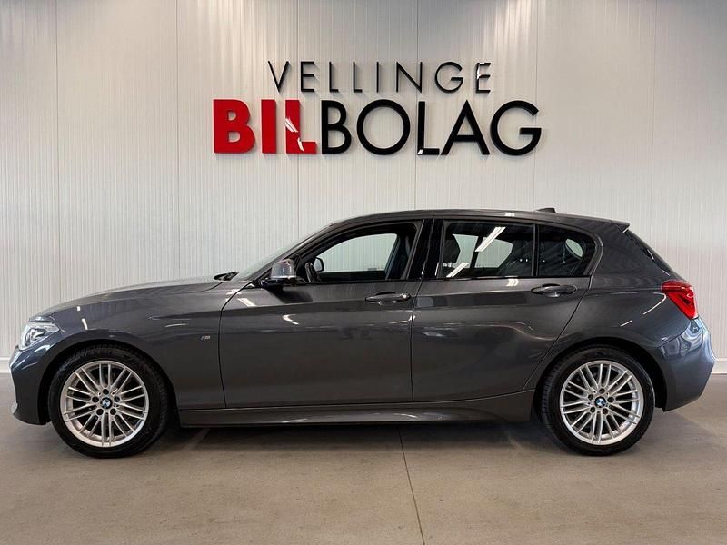 Grå Begagnad 2018 BMW 118 M Sport Halvkombi | 189 500 kr (Marknadspris) - Bild 1/4