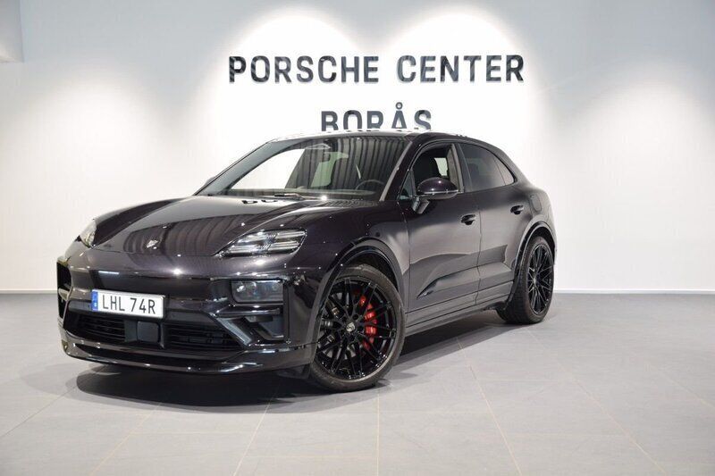 Svart (black) Begagnad 2024 Porsche Macan Turbo SUV | 1 249 000 kr - Bild 1/3