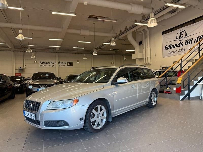 Ljusgrå Begagnad 2008 Volvo V70 Momentum Kombi | 59 800 kr - Bild 1/4