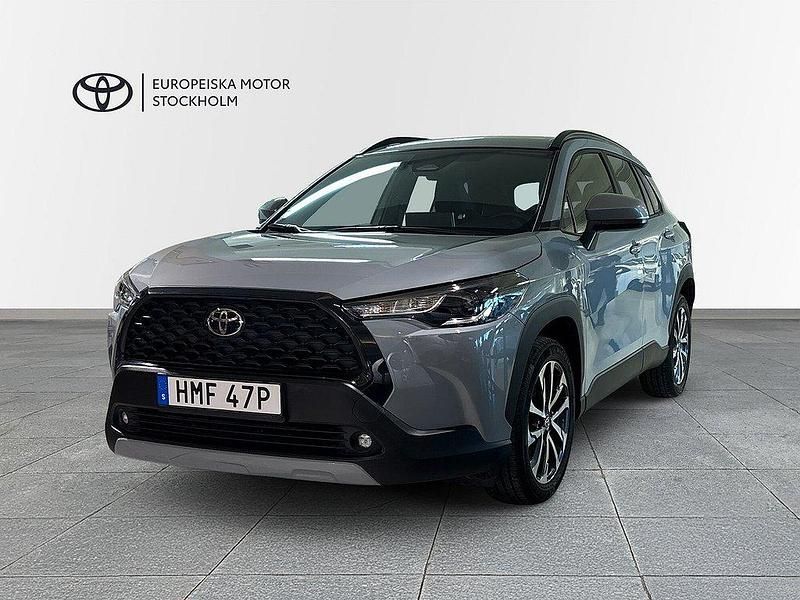 Grå Begagnad 2024 Toyota Corolla Cross Active SUV | 379 800 kr (Marknadspris) - Bild 1/4