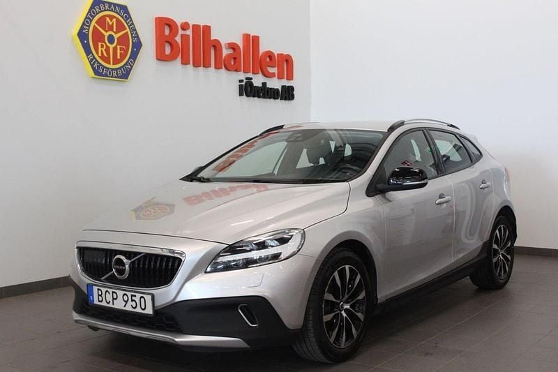Silver Begagnad 2019 Volvo V40 CC Momentum Kombi | 189 000 kr (Marknadspris) - Bild 1/4