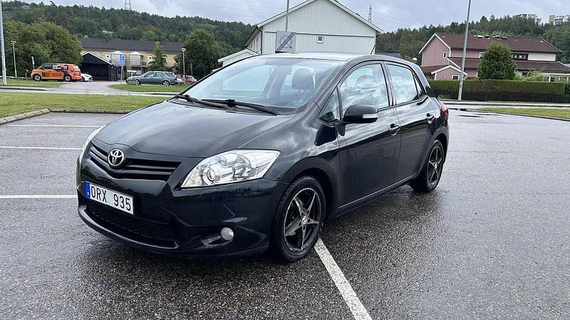 Svart Begagnad 2011 Toyota Auris Plus Halvkombi | 39 900 kr (Bra pris) - Bild 1/4