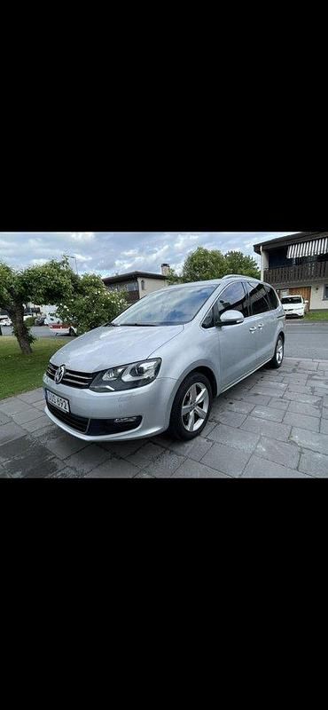 Silver Begagnad 2015 VW Sharan Minibuss | 168 000 kr (Superpris) - Bild 1/4