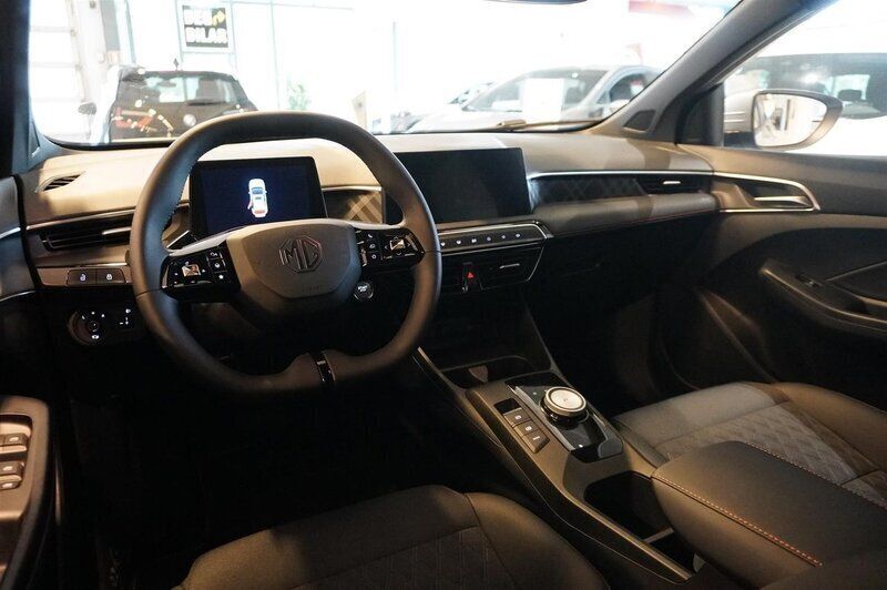 Begagnad MG MG3 Luxury 102 HK (75 kW) 2024 Grå/silver Halvkombi