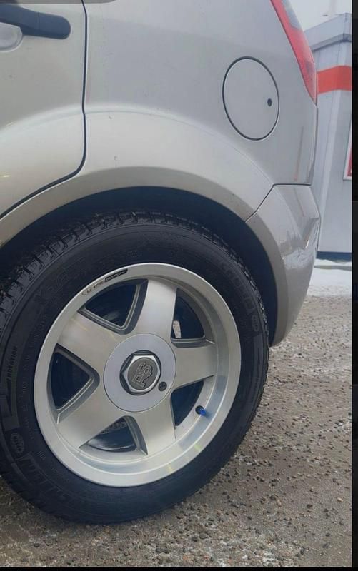 Begagnad Ford Fiesta 100 HK (73 kW) 2004 Halvkombi