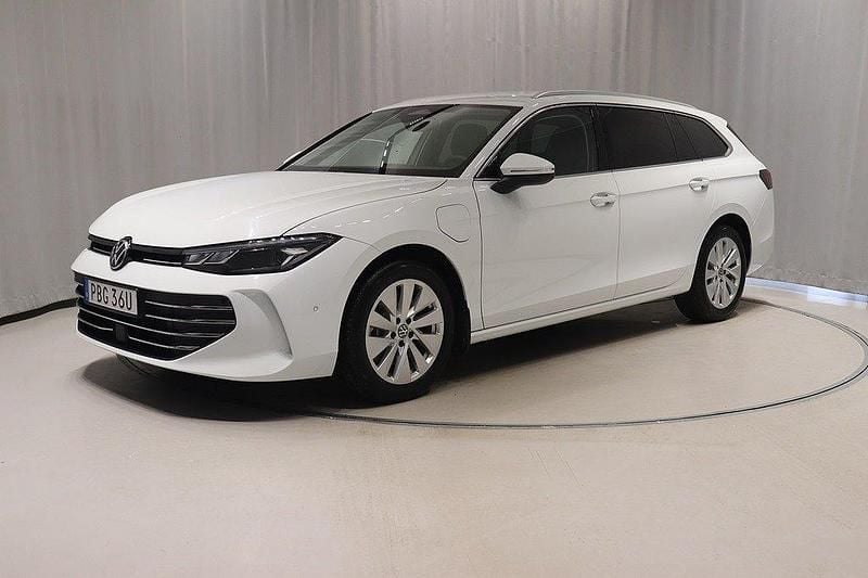 Vit (pure white) Begagnad 2024 VW Passat Kombi | 459 800 kr - Bild 1/4