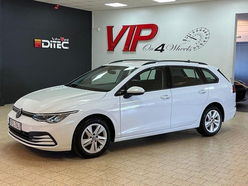 Vit Begagnad 2021 VW Golf VIII Kombi | 174 800 kr (Bra pris) - Bild 1/4
