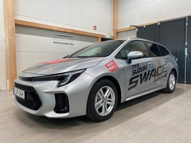 Grå Begagnad 2024 Suzuki Swace Kombi | 279 900 kr (Marknadspris) - Bild 1/4