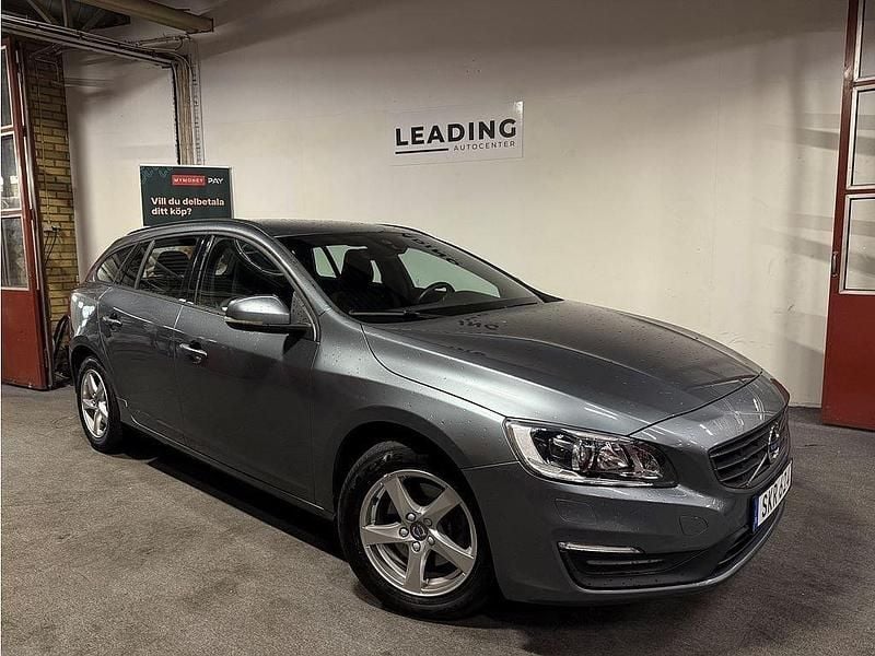 Grå Begagnad 2018 Volvo V60 Standard Kombi | 169 900 kr (Bra pris) - Bild 1/4
