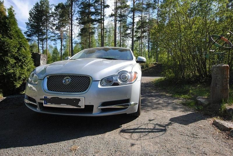 Grå Begagnad 2009 Jaguar XF Sedan | 52 500 kr (Superpris) - Bild 1/4