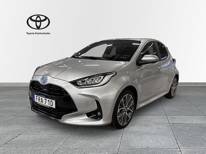 Silver Begagnad 2024 Toyota Yaris Hybrid Style Halvkombi | 294 900 kr - Bild 1/3