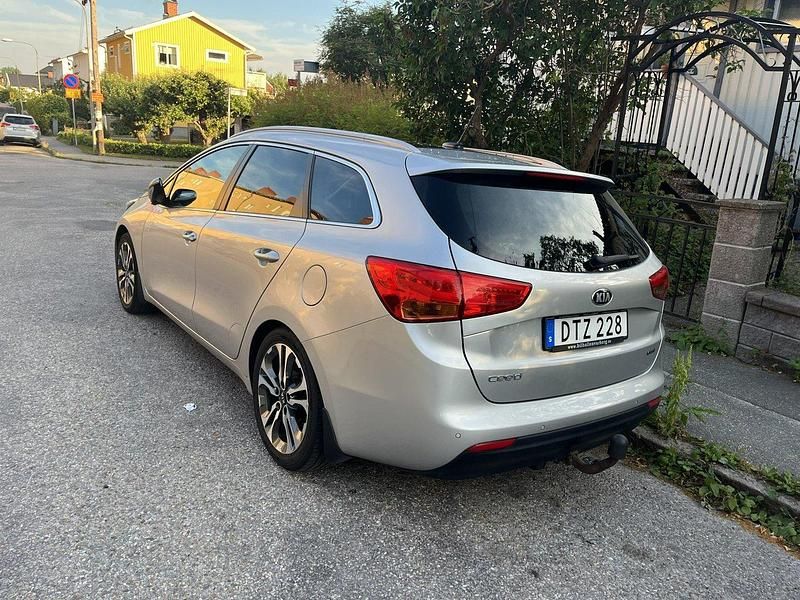 Grå Begagnad 2015 Kia Ceed Sportswagon Comfort Kombi | 115 000 kr (Marknadspris) - Bild 1/4