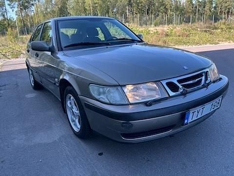 Brun Begagnad 2003 Saab 9-3 Halvkombi | 19 900 kr (Bra pris) - Bild 1/4