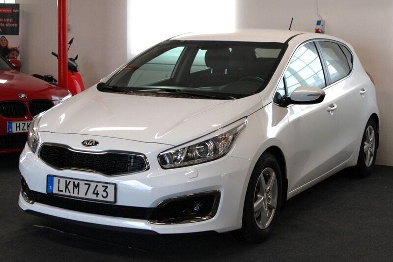 Vit Begagnad 2016 Kia Ceed Halvkombi | 119 900 kr (Marknadspris) - Bild 1/4