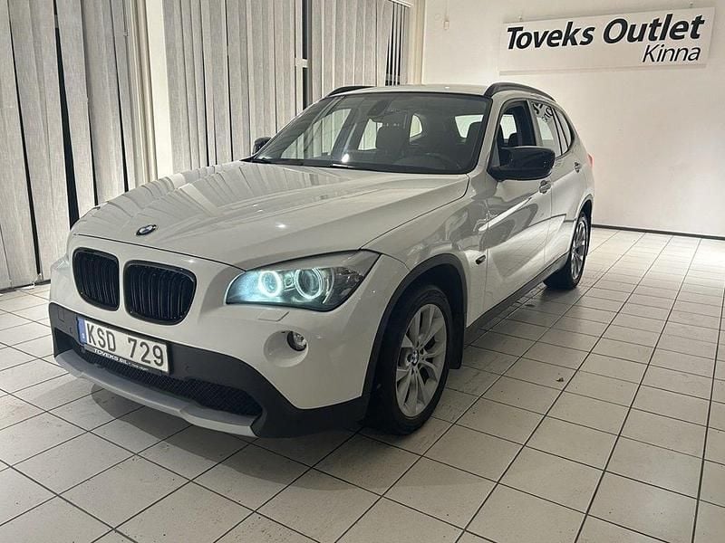 Vit Begagnad 2010 BMW X1 SUV | 79 900 kr (Lite dyr) - Bild 1/4