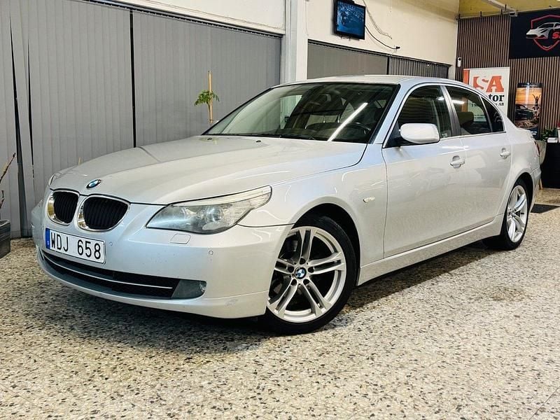 Ljusgrå (grå) Begagnad 2008 BMW 520 Sedan | 64 900 kr (Marknadspris) - Bild 1/4