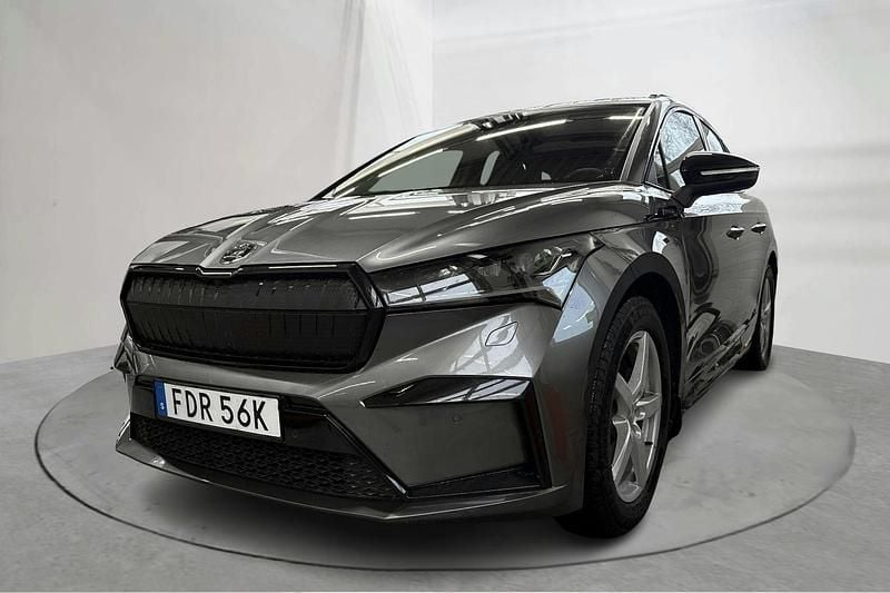 Grå Begagnad 2022 Skoda Enyaq iV SportLine SUV | 349 000 kr (Marknadspris) - Bild 1/4