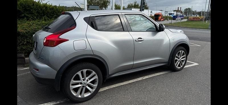 Mörkblå (grå metallic ) Begagnad 2012 Nissan Juke S SUV | 38 600 kr (Superpris) - Bild 1/4