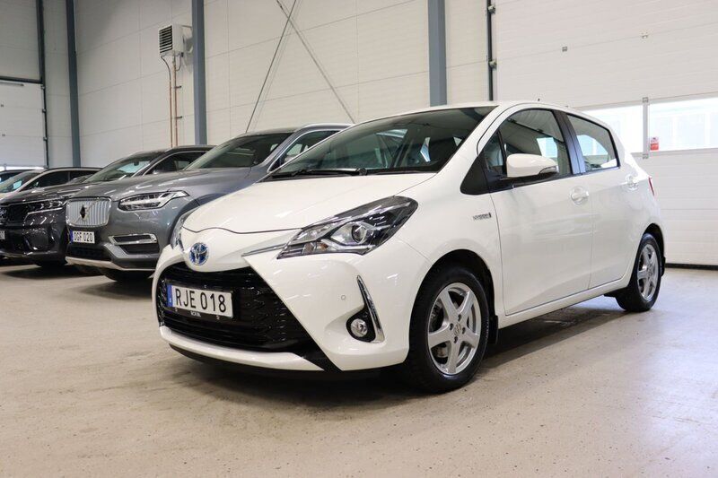 Vit Begagnad 2018 Toyota Yaris Hybrid Active Halvkombi | 169 900 kr (Marknadspris) - Bild 1/4