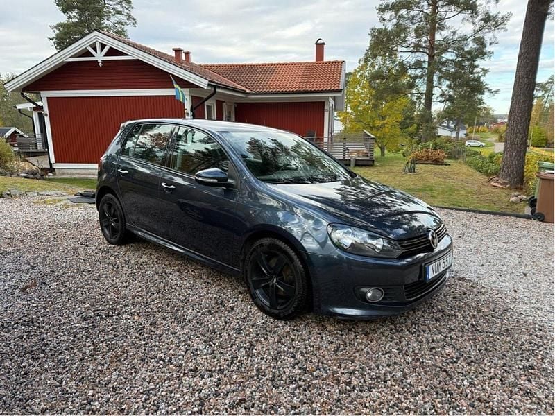 Grå Begagnad 2012 VW Golf VII Halvkombi | 59 900 kr (Marknadspris) - Bild 1/4