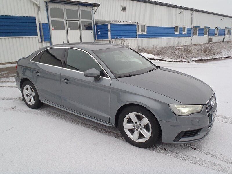 Grå (grå metallic) Begagnad 2015 Audi A3 Sedan | 205 000 kr (Marknadspris) - Bild 1/4