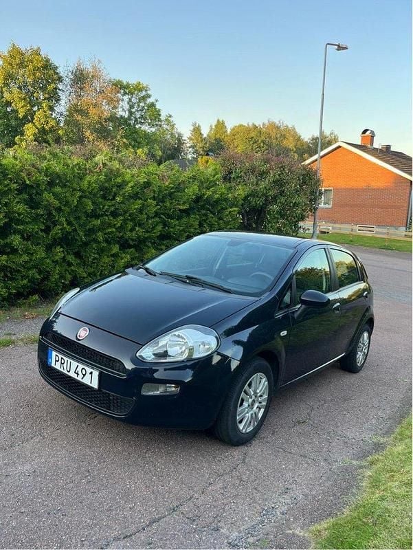 Blå Begagnad 2013 Fiat Punto Easy Halvkombi | 35 000 kr - Bild 1/4