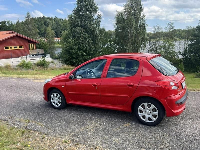 Röd Begagnad 2010 Peugeot 206+ Halvkombi | 24 900 kr (Marknadspris) - Bild 1/4