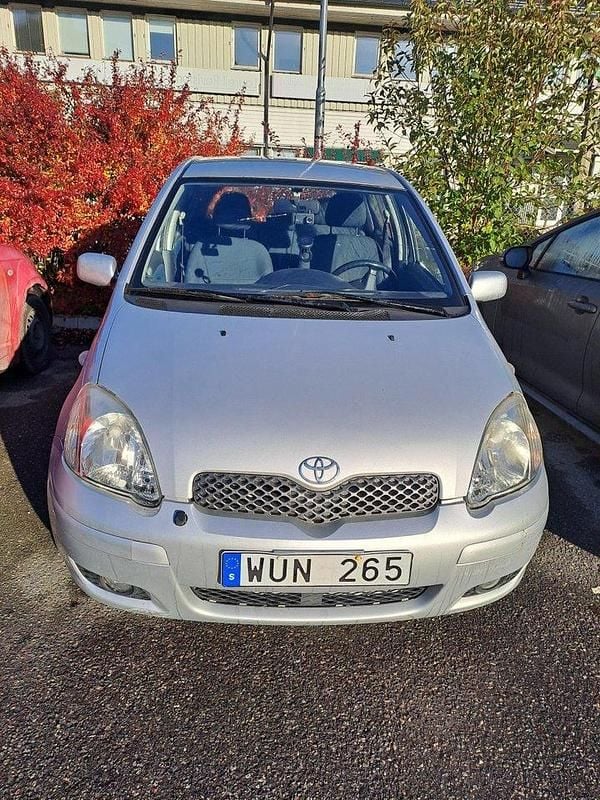 Silver Begagnad 2005 Toyota Yaris Halvkombi | 15 500 kr (Marknadspris) - Bild 1/2