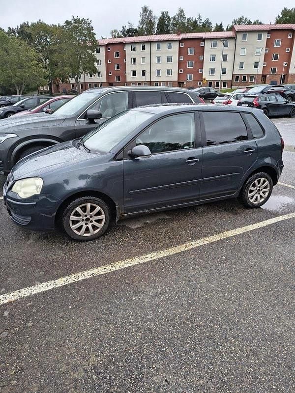 Grå Begagnad 2006 VW Polo Comfortline Halvkombi | 15 000 kr (Lite dyr) - Bild 1/4