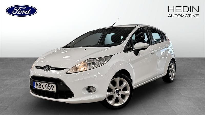 Vit (white) Begagnad 2011 Ford Fiesta Titanium Halvkombi | 60 000 kr (Marknadspris) - Bild 1/4